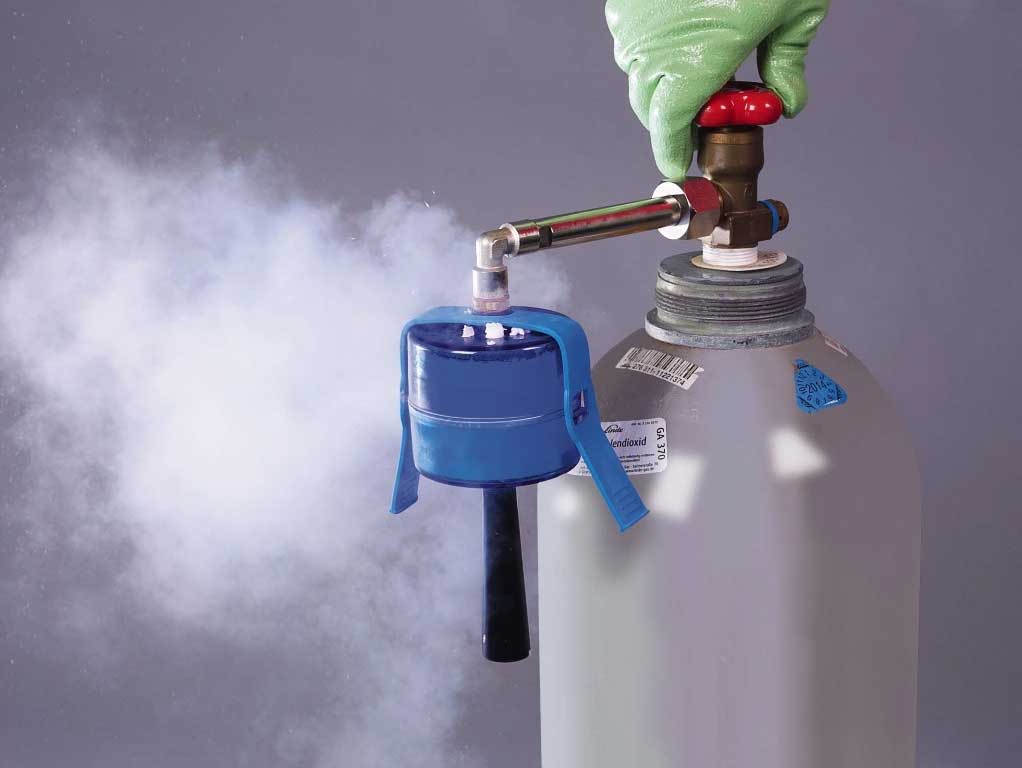 Dry ice maker